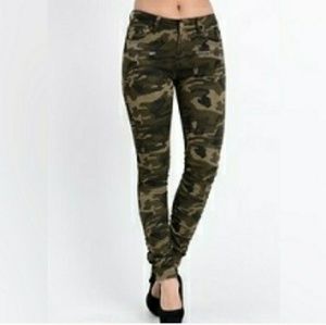 American Bazi Camo Skinny Pants Juniors  NWOT